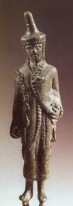 Statuetta di aruspice del IV sec. a.C. (Museo Gregoriano Etrusco, Città del Vaticano)